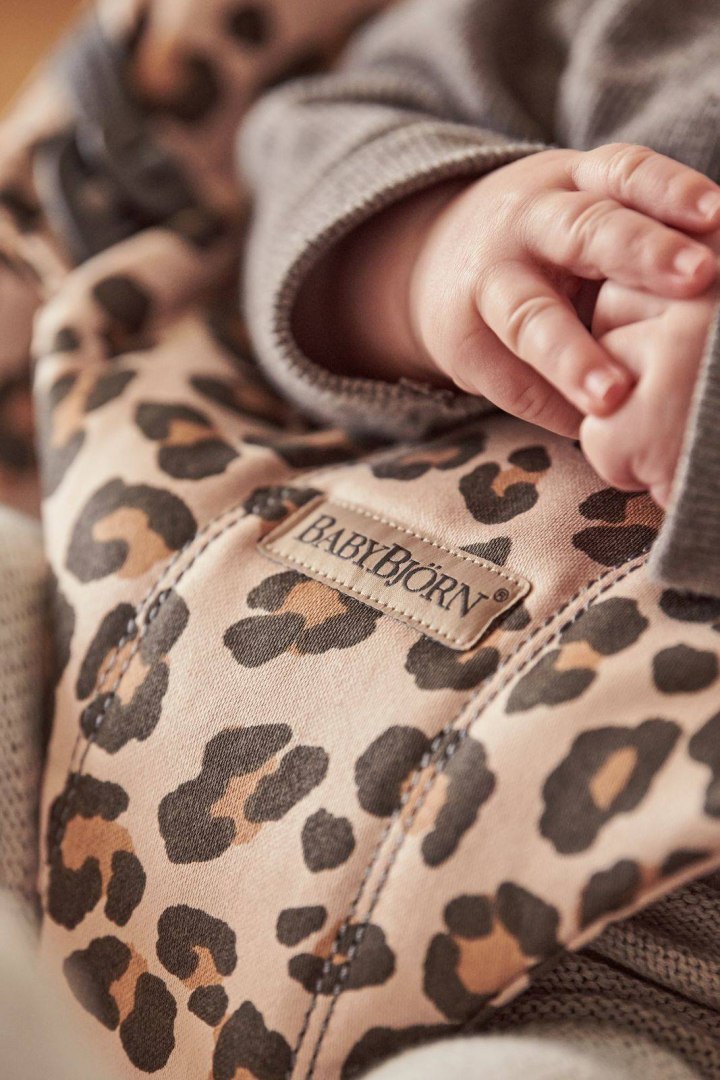 BabyBjörn - Leżaczek Bliss Dark grey Classic quilt Cotton Beige-Leopard